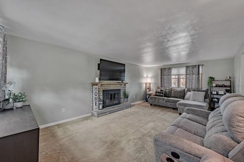 215 Clarendon Ave, New Kensington, PA 15068-2618