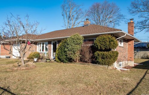 1099 Thompson Dr, Bayshore, NY 11706-6214