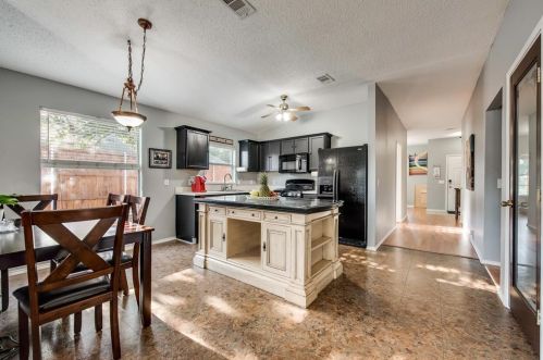 1013 Greenbend Dr, Denton TX  76210-8677 exterior