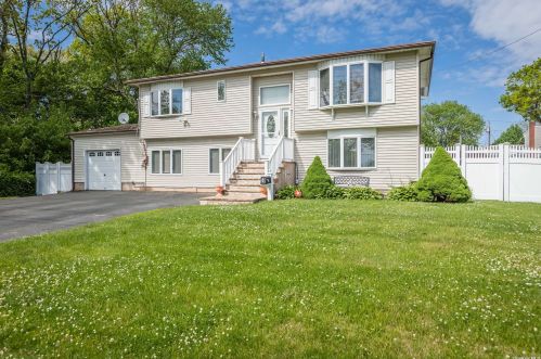 59 Heling Blvd, North Lindenhurst, NY 11757-3845