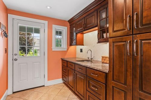 42 Pelham Pkwy, North Providence RI  02911-2915 exterior