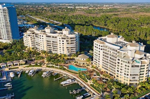 13665 Vanderbilt Dr, Naples FL 34110-6002 exterior