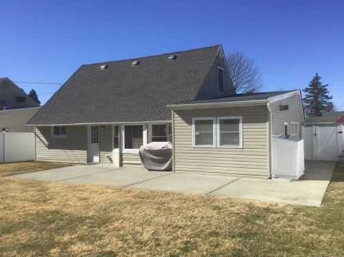 17 College Ln, Westbury, NY 11590-6419