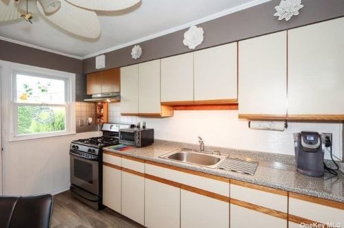 35 Walsh Ln, Westbury NY  11590-1029 exterior