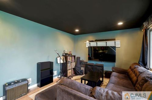 906 Lincoln Ave, Manville NJ  08835-2458 exterior