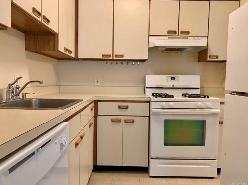 1 Ruth Ct, Middletown NY  10940-5328 exterior