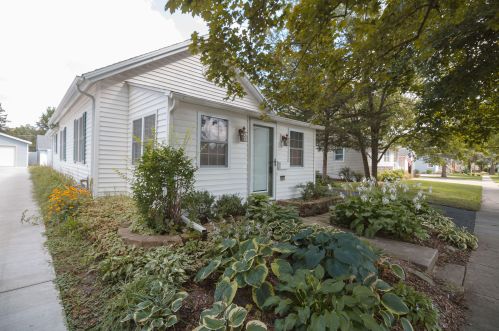 733 Rogers Ct, Lake Geneva, WI 53147-1229