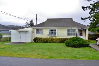 285 Grant St, Waldport, OR 97394-9688