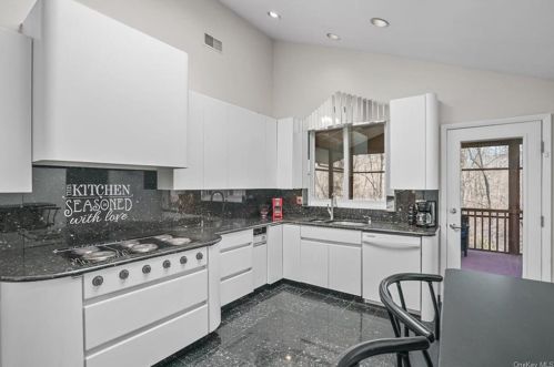 6 Mayer Dr, Airmont NY  10901-3807 exterior