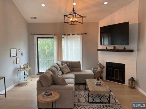 6 Whitman Ct, Teaneck NJ  07666-6471 exterior