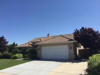 1115 Windsor Ct, Hanford, CA 93230-6575