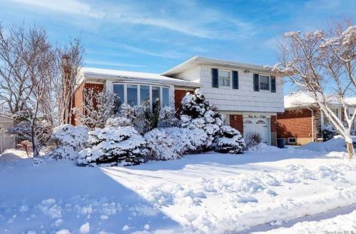 3608 Courtney Ln, Bethpage, NY 11714-3304