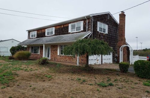 336 Grand Central Ave, Amityville, NY 11701-3709