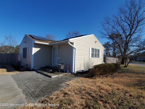 18 Sprucewood Dr, Bricktown, NJ 08723-3342