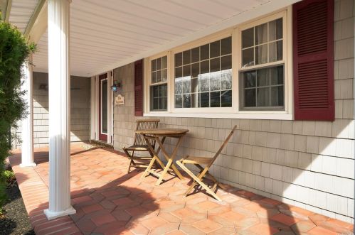 17 James St, Shoreham, NY 11786-1830