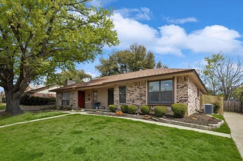 2916 Penny Ln, Euless, TX 76039-7823