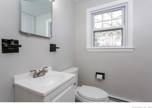 24 Hotchkiss Rd, Farmington CT  06032-2810 exterior