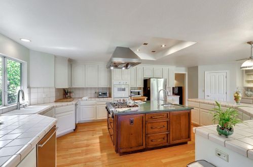 10000 Walter Welsher Ct, Gilroy CA  95020-9704 exterior