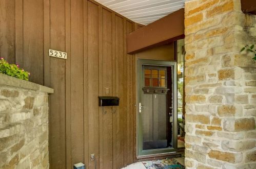 5237 20th St, Milwaukee WI 53233-2548 exterior