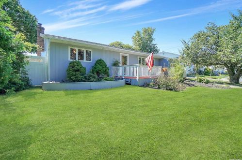 26 Patrician St, Holbrook, NY 11741-4716