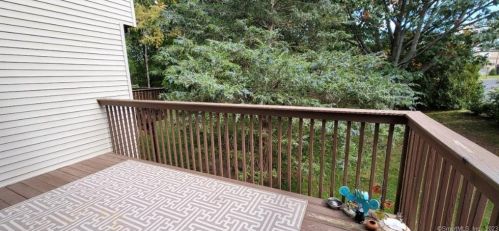 2 Mallard Ln, Hartford CT  06111-4589 exterior