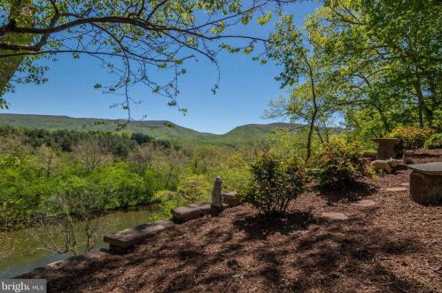 160 Manor Dr, Edinburg VA  22824-3579 exterior