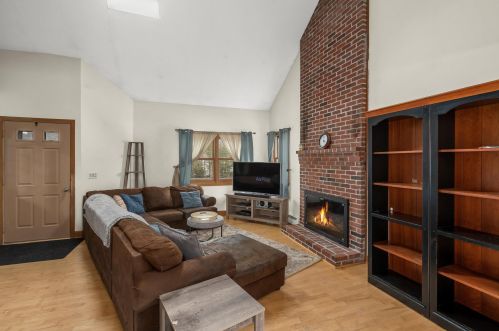 10 Lorri Rd, Derry NH  03038-4112 exterior