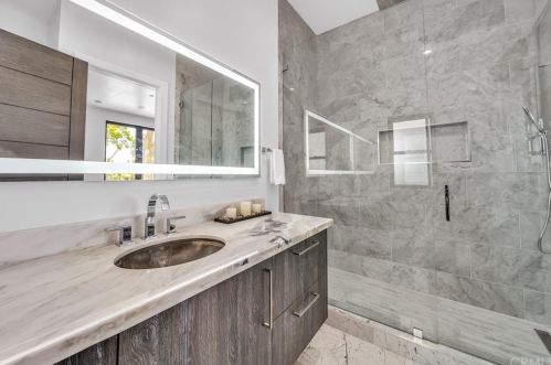 242 Broadway, Redondo Beach CA  90277-3332 exterior
