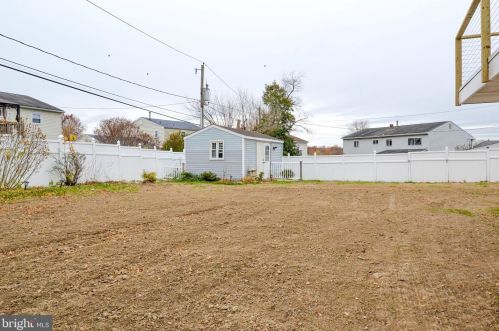 4 Guenever Dr, New Castle DE  19720-2923 exterior