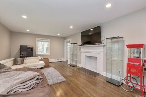 110 Douglas Rd, Chappaqua NY  10514-3134 exterior