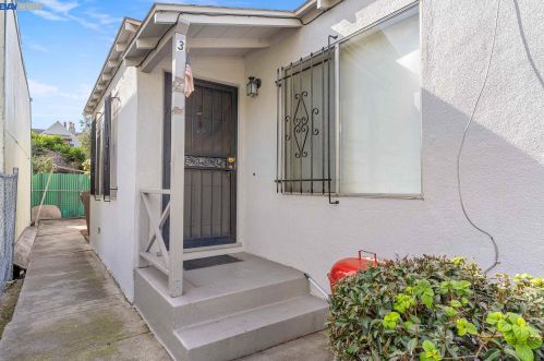 701 32 St, Oakland CA 94608-4304 exterior