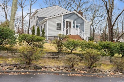 26 Patchogue Rd, Scotts Beach NY  11789-1422 exterior