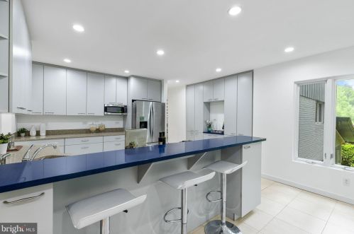 3709 Whispering Ln, Falls Church VA  22041-1121 exterior