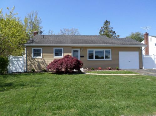 814 Delaware Ave, North Lindenhurst NY  11757-2811 exterior