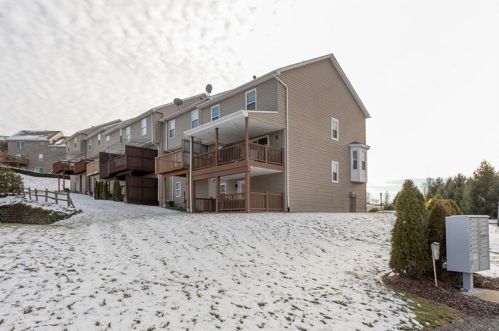 2001 Trail Side Ct, Jeannette, PA 15644-4741