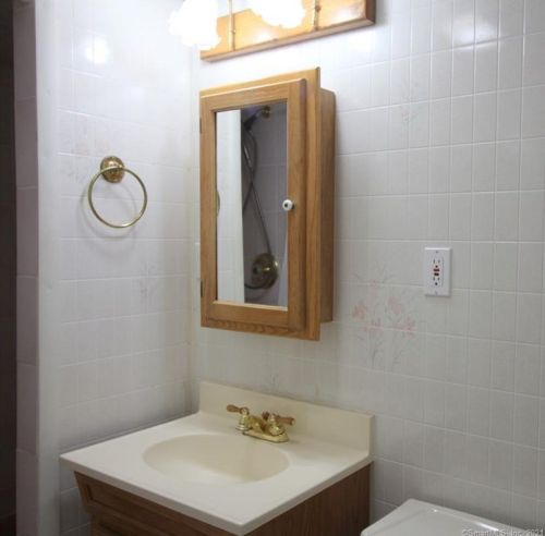 3 Dean Dr, Wallingford CT  06492-3215 exterior