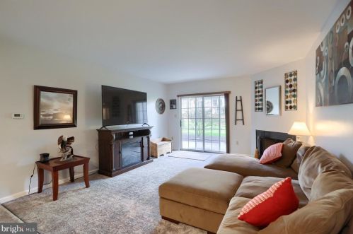 203 Greenview Dr, Lancaster, PA 17601-4994