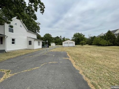 1604 Perkins Ln, Beverly, NJ 08010-2204