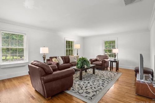 882 Silvermine Rd, New Canaan CT  06840-4332 exterior
