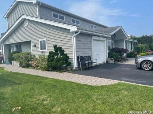 18 Dolphin Ln, Copiague, NY 11726-5303