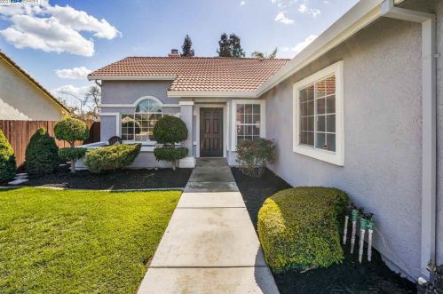 2512 Bordona Dr, Riverbank, CA 95367-2790