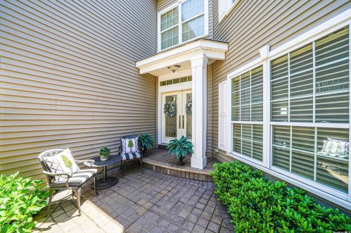 81 Hamlet Dr, Mount Sinai, NY 11766-3001