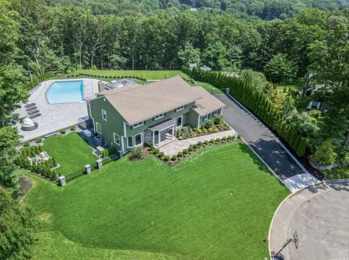 5 Winston Ct, Huntington Station, NY 11746-5301