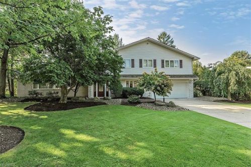 24604 Dianne Dr, Cleveland, OH 44122-2368