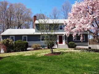 23 Beech Tree Cir, Bridgeport, CT 06611-5349