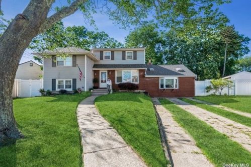 12 Manor Ln, Copiague, NY 11726-5204