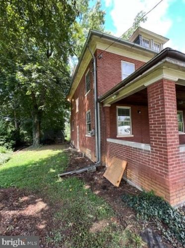 1553 New Holland Pike, Lancaster PA 17601-5653 exterior