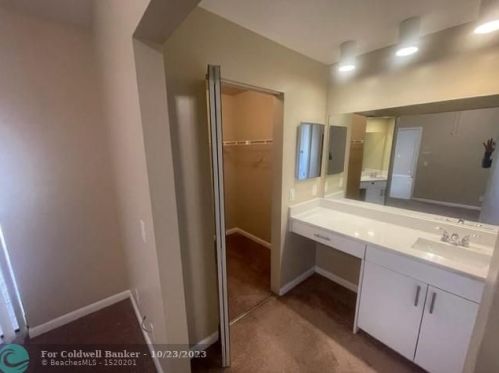 6245 175th Ter, Hialeah FL  33015-4438 exterior