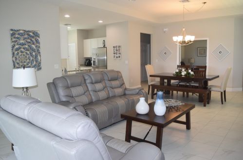 725 Leonardo Cir, Fort Pierce FL  34986-4355 exterior