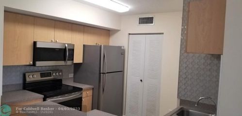 906 Villa Cir, Boynton Beach, FL 33435-8921